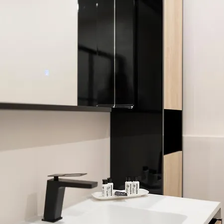 Chaleureux, Lumineux Et Confortable F2 Rénové En Plein Coeur De *